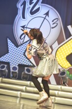 本編終了後、突然身もだえながらステージ袖に戻る真山りか。アンコールでは彼女に代わって未確認中学生ホークリカが登場する。