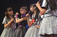 キャラ設定が尽きて早くステージ袖に戻りたいホークリカ（左から2番目）。