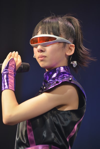 ポーズを決めたまま微動だにしない未確認中学生ホークリカ。