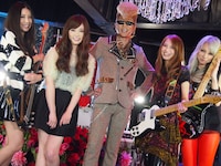 スタジオライブ収録後のSCANDALと綾小路翔。