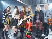 スタジオライブ収録後のSCANDAL、浅倉大介、NAOTO。