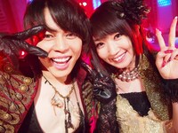 左からT.M.Revolution、水樹奈々。