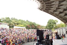 チームしゃちほこ「愛のフリーライブ」の様子。