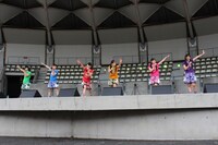 チームしゃちほこ「愛のフリーライブ」の様子。