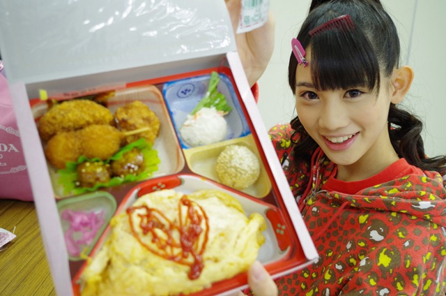 弁当を誇らしげに掲げる秋本帆華。