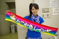 たこやきレインボーのタオルを掲げる咲良菜緒。