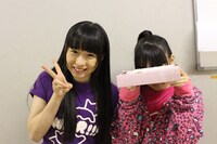 カメラを向けられ愛嬌を振りまく大黒柚姫（左）とティッシュで顔を隠す安藤ゆず（右）。