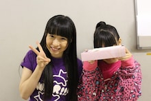 カメラを向けられ愛嬌を振りまく大黒柚姫（左）とティッシュで顔を隠す安藤ゆず（右）。