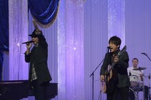 「今、咲き誇る花たちよ」を披露するコブクロ。