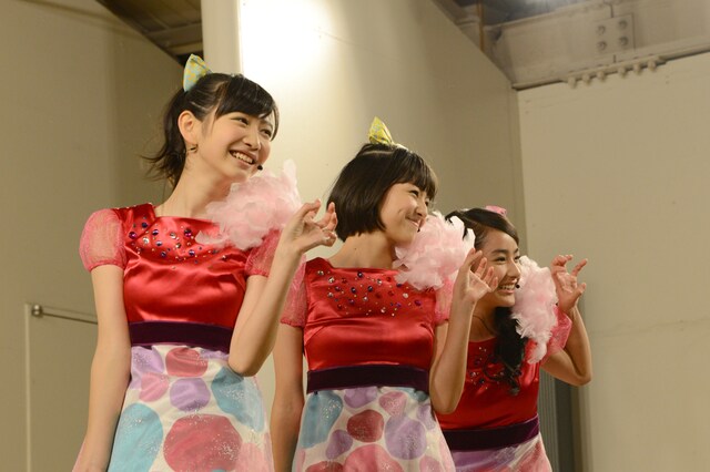 今週の人気の画像1位は「おはガール、“エネルギッシュ”に『夢ふうせん』＆変顔初披露」より、おはガールちゅ！ちゅ！ちゅ！「夢ふうせん」先行予約イベントの様子。