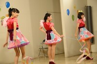 今週の人気の画像5位は「おはガール、“エネルギッシュ”に『夢ふうせん』＆変顔初披露」より、おはガールちゅ！ちゅ！ちゅ！「夢ふうせん」先行予約イベントの様子。