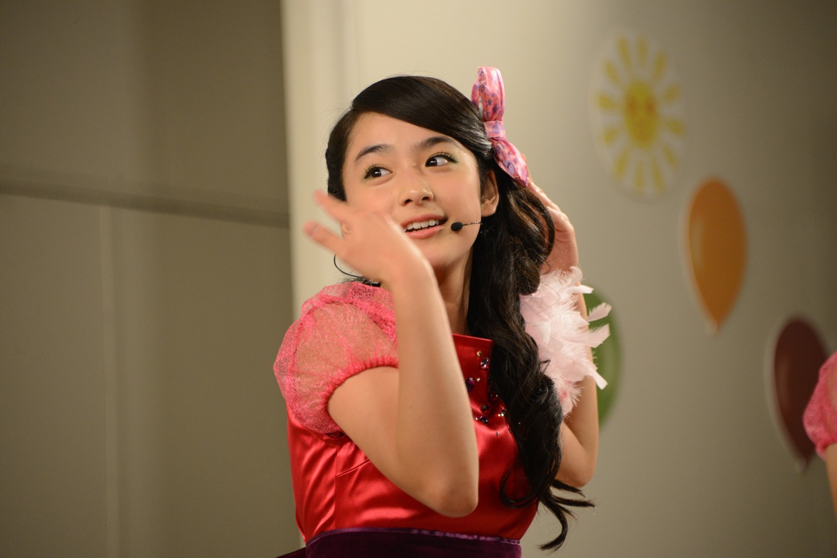 「夢ふうせん」を歌っている最中に風が吹いたことを語るゆうな。