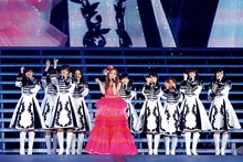 板野友美の卒業セレモニーの様子。 (c)AKS