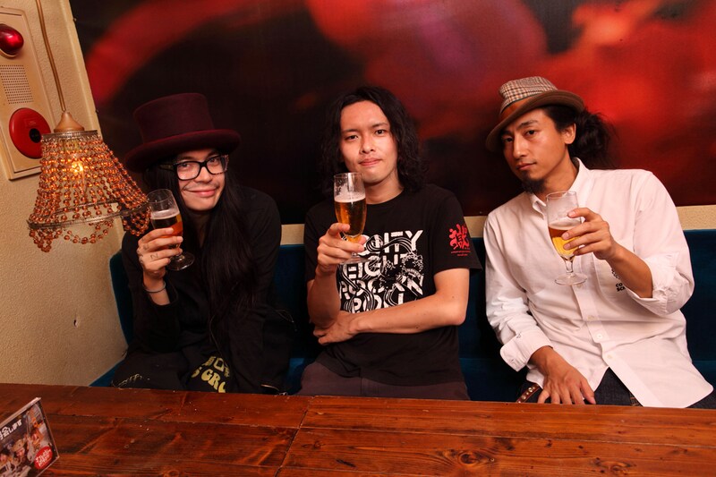写真左からKenKen、大澤敦史（打首獄門同好会）、shyou（韻シスト）。