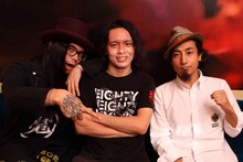 写真左からKenKen、大澤敦史（打首獄門同好会）、shyou（韻シスト）。