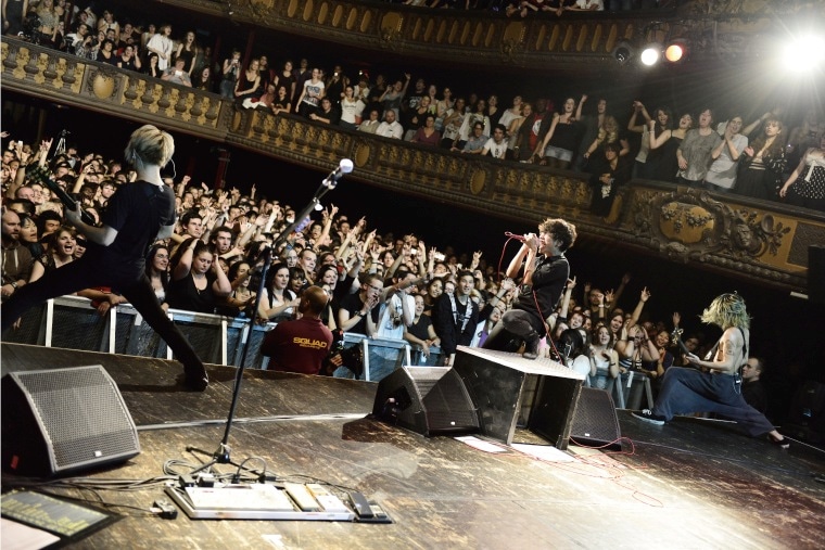 ONE OK ROCK「ONE OK ROCK 2013 "Who are you??Who are we??" TOUR」パリ公演の様子。