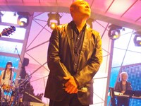 緊張した面持ちでスタジオライブ収録に臨む高橋克実。