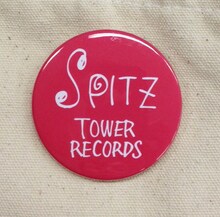 SPITZ×TOWER RECORDS 2WAY ショルダーバッグに付属する缶バッジ。