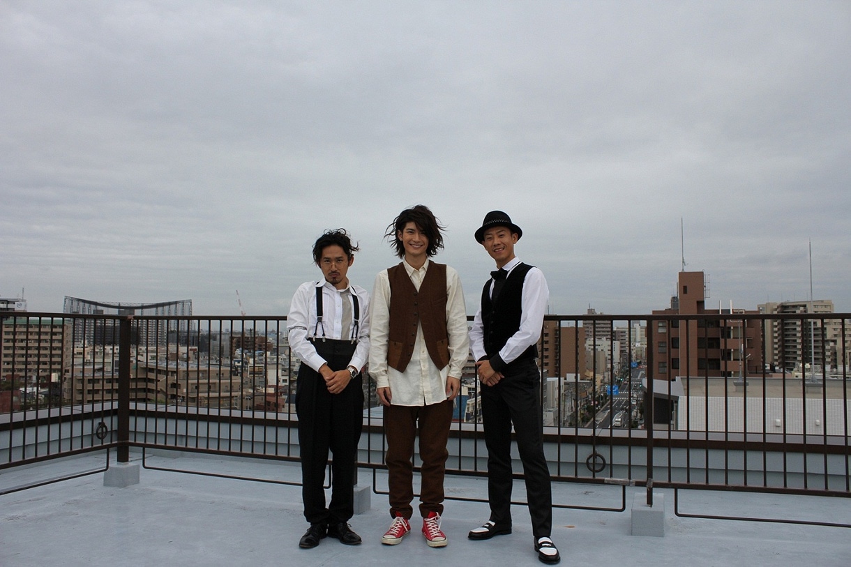 左からCLIEVY（C&K）、三浦春馬、KEEN（C&K）。