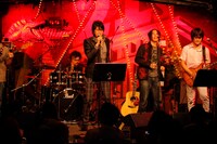 飛び入り参加した川崎麻世。