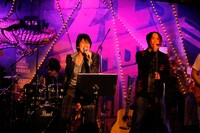 川崎麻世と「哀愁トゥナイト」を披露する美勇士。