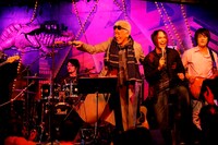 玉置浩二と「セクシャルバイオレットNo.1」をセッションする美勇士。