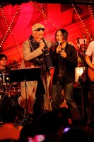 玉置浩二と「セクシャルバイオレットNo.1」をセッションする美勇士。