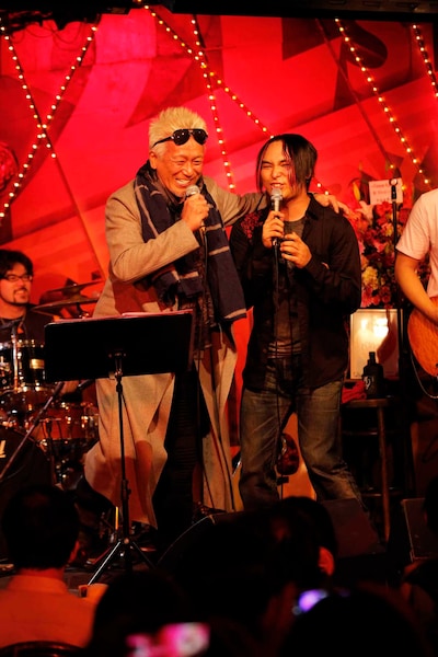 玉置浩二と「セクシャルバイオレットNo.1」をセッションする美勇士。