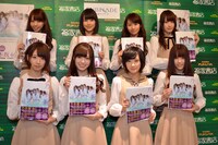 1st写真集「乃木坂派」を手にした乃木坂46。