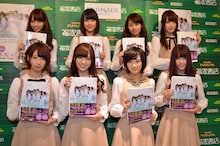 1st写真集「乃木坂派」を手にした乃木坂46。