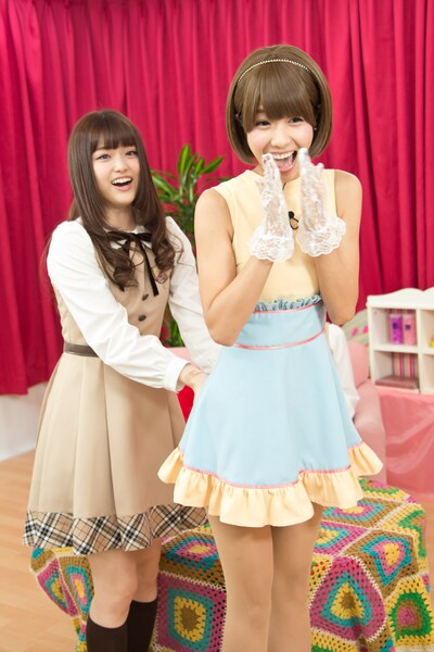 レナ（バニラビーンズ）を“お尻占い”する松村沙友理（乃木坂46）。