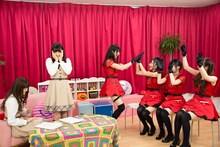 「乃木坂46 vs Doll☆Elements カメラ向いてホイ！対決」の様子。