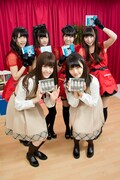 Doll☆Elementsと記念撮影をする乃木坂46の松村沙友理、中田花奈（手前左から）。