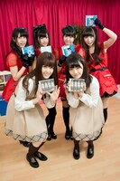 Doll☆Elementsと記念撮影をする乃木坂46の松村沙友理、中田花奈（手前左から）。