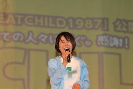 白井貴子「BEATCHILD1987」記念イベントで雨の中ライブ