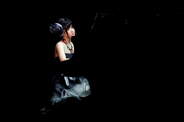 「強がり時計」をピアノ弾き語りで披露した東李苑。 (c)AKS