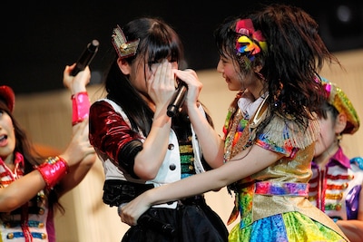 チームKII昇格のサプライズ発表に涙する山田みずほ（手前左）。 (c)AKS