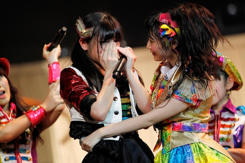 チームKII昇格のサプライズ発表に涙する山田みずほ（手前左）。 (c)AKS