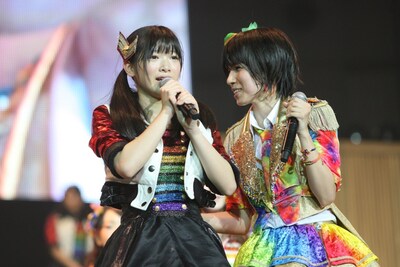 ファンに向けて挨拶をする山田みずほ（左）。 (c)AKS