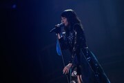 「Blue rose」を歌唱する松井珠理奈。 (c)AKS
