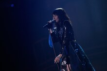 「Blue rose」を歌唱する松井珠理奈。 (c)AKS