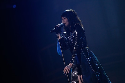 「Blue rose」を歌唱する松井珠理奈。 (c)AKS