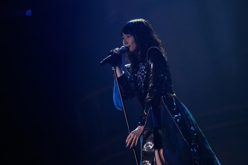 「Blue rose」を歌唱する松井珠理奈。 (c)AKS