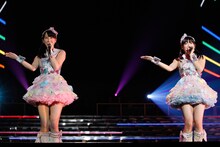 「わがままな流れ星」を披露する松井玲奈、山田みずほ（左から）。 (c)AKS