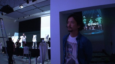 「ライゾマティクス inspired by Perfume」でインタビューに答える真鍋大度。 (c)MBS・TBS