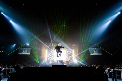 センターステージから飛び出すトーキョー・タナカ（Vo）。