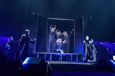 巨大な箱から登場した4匹。