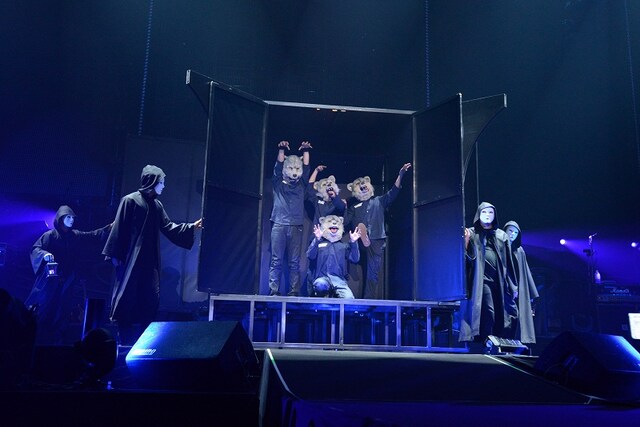 巨大な箱から登場した4匹。