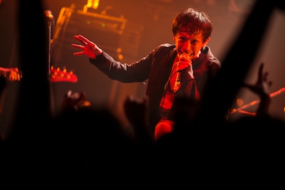 でんでけあゆみ（Vo）（撮影：西槇太一）