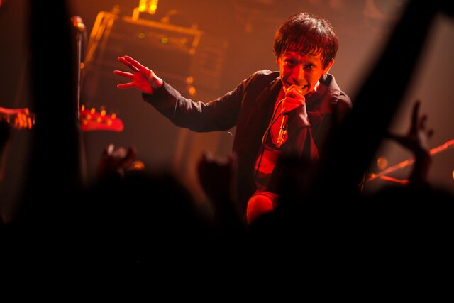 でんでけあゆみ（Vo）（撮影：西槇太一）